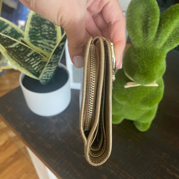Gold Gucci bifold wallet ⭐️ - Picture 3 of 10
